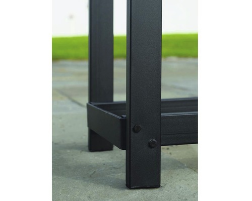 Detailní pohled na černý kovový stůl se zaměřením na nohy stolu