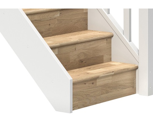 Dřevěné schody s bílým schodišťovým zábradlím