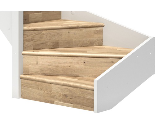 Detailní pohled na tři dřevěné schody s bílým schodišťovým zábradlím.