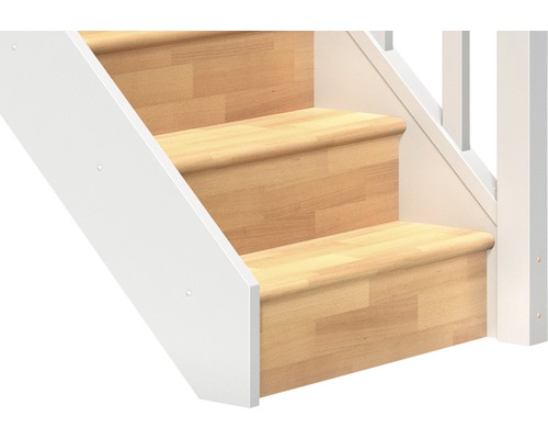 Detail dřevěného schodiště s bílým zábradlím