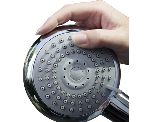 Ruka drží sprchovou hlavici