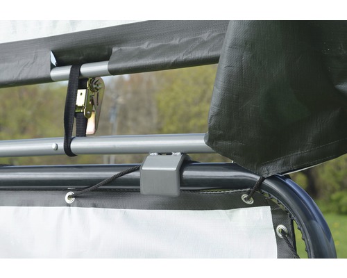 Detailní záběr altánu s ráčnovým popruhem, držákem a krytem.