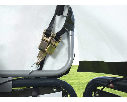 Detailní pohled na přívěs s upínacími popruhy pro zajištění nákladu