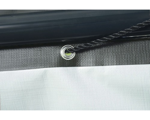 Detailní pohled na plachtu s očkem a lanovým upevněním