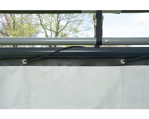 Detailní pohled na stan s upevňovacím lanem a upínacím popruhem