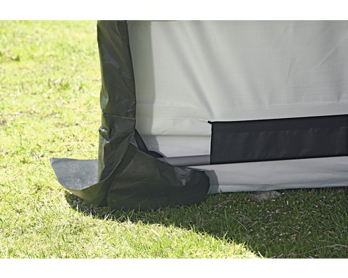 Detail zahradního pavilonu s černým ochranným krytem