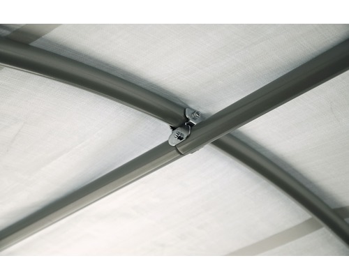 Detailní pohled na střešní konstrukci altánu s kovovým rámem a látkovou střechou