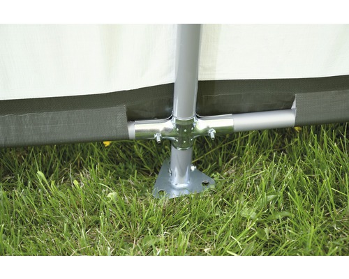 Detailní pohled na rám párty stanu s trubkovou spojkou a podstavcem na trávníku.