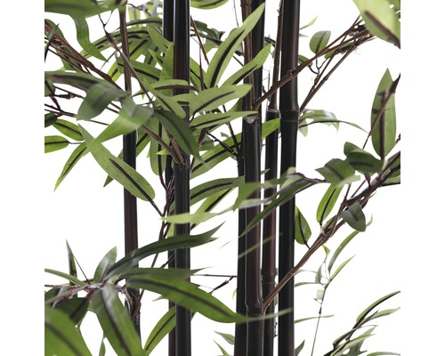 Detail umělého bambusu se zelenými listy