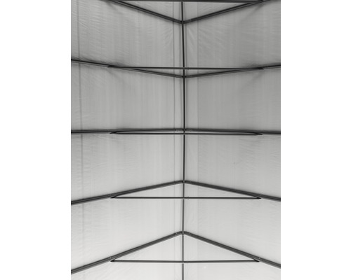 Vnitřní pohled na stan s kovovým rámem a látkovou střechou