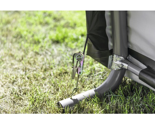 Detail stanu s napínacím mechanismem a ocelovým rámem na trávě