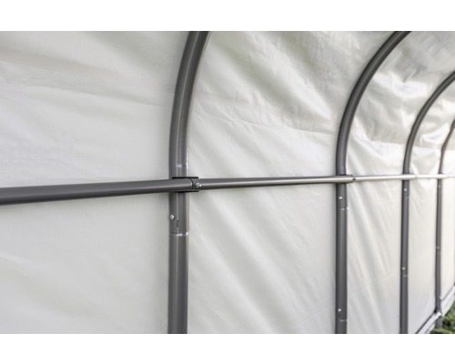 Detailní pohled na skleník s kovovým rámem a průsvitnou fólií