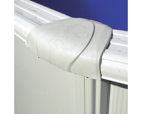 Detailní záběr rohu bazénu z plastu