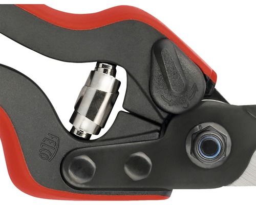 Detailní pohled na zahradní nůžky s pružinovým mechanismem a nastavovacím zařízením.