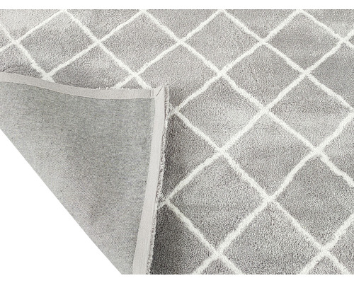 Šedý koberec s kosočtvercovým vzorem