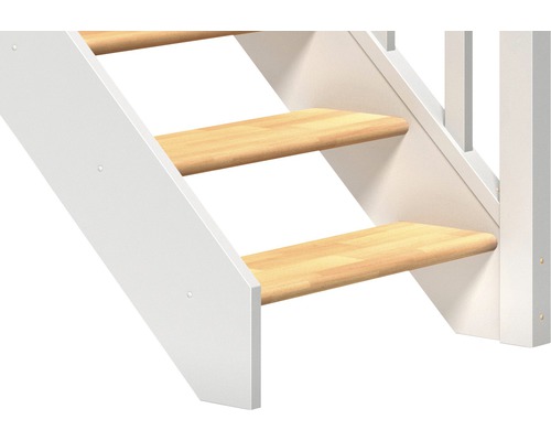 Detail dřevěného schodiště s bílými bočnicemi