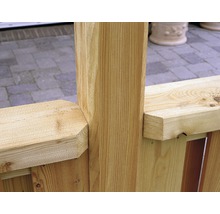 Detail dřevěného plotu se sloupky a příčkami.