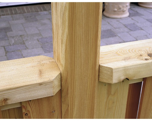 Detail dřevěného plotu se sloupky a příčkami.