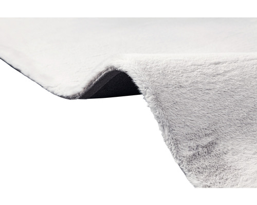 Detailní pohled na světlý koberec s vysokým vlasem