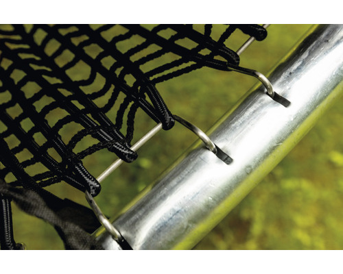 Detailní pohled na ochrannou síť trampolíny s ocelovým rámem a upevňovacími kroužky.