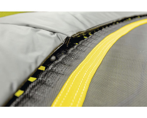 Detailní záběr trampolíny s ochrannou sítí a zipem