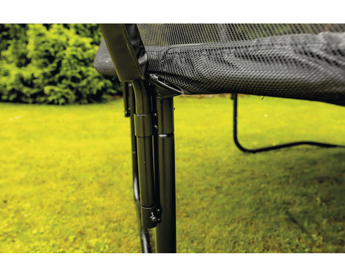 Detailní záběr nohy zahradní trampolíny s bezpečnostní sítí