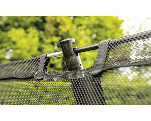 Detailní záběr bezpečnostní sítě zahradní trampolíny s rámovou tyčí