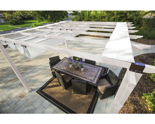 Pergola s jídelním stolem a židlemi na zahradě