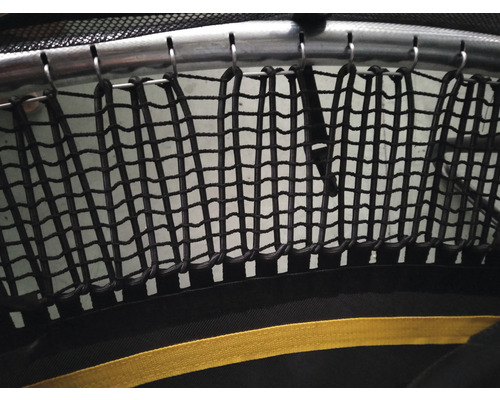 Detailní pohled na zavazadlovou síť s hákovým upevněním