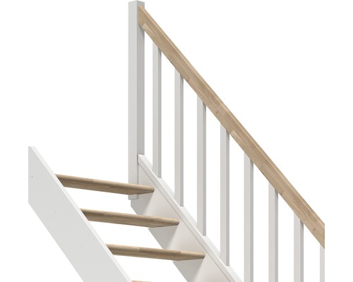 Detail schodiště s bílým zábradlím a dřevěnými stupni