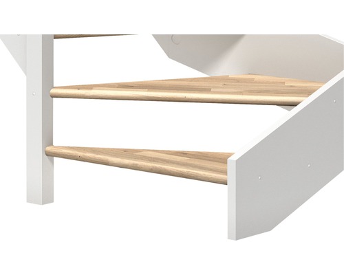 Detailní záběr schodiště šetřící místo s dřevěnými stupni a bílými bočními panely