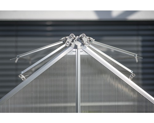 Detailní pohled na střešní okno skleníku