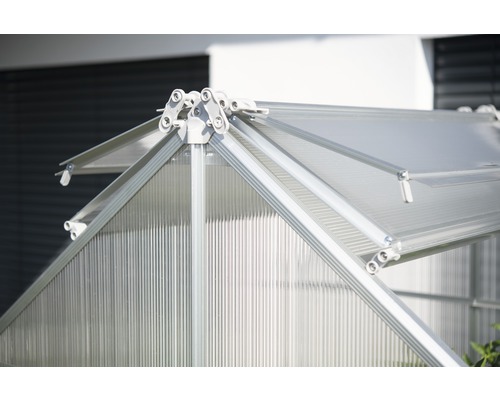 Detailní pohled na skleník s hliníkovým rámem a transparentním zasklením