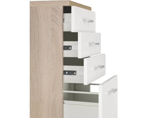 Komoda se čtyřmi zásuvkami, částečně otevřená.