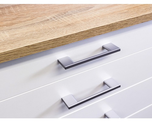 Detail komody se zásuvkami a úchyty