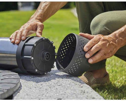 Osoba sestavuje jezírkové čerpadlo