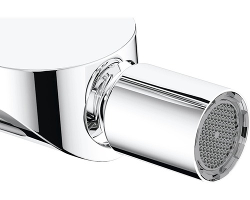 Detailní záběr na kovový výtok vodovodní baterie