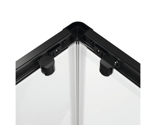 Detailní záběr sprchového koutu s černým rámem a průhledným sklem