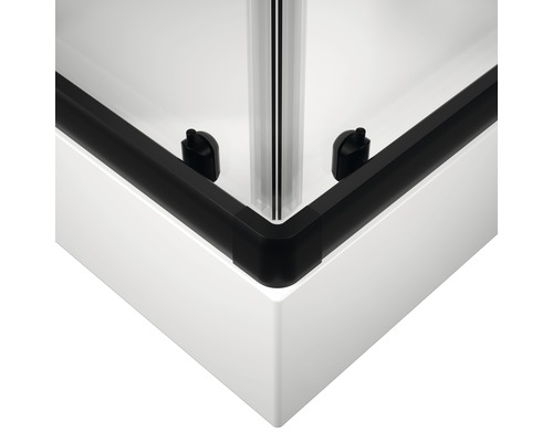 Detail sprchového koutu s černým rámem a sprchovou zástěnou