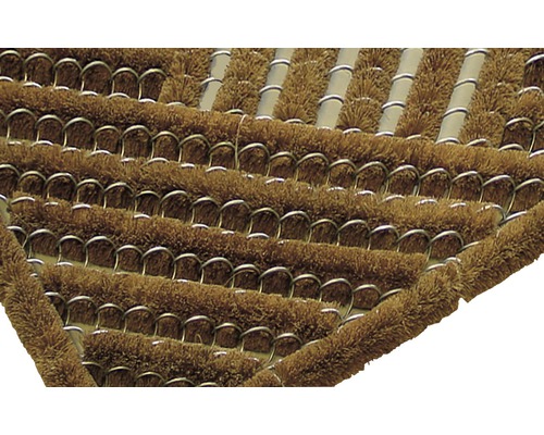 Detailní pohled na rohožku s kartáčovou strukturou a kovovým rámem