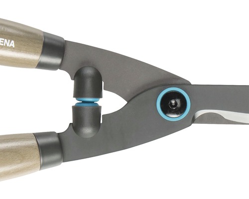 Detailní pohled na nůžky na živý plot s dřevěnými rukojeťmi a tlumiči