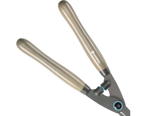 Zahradní nůžky s dřevěnými rukojeťmi a logem Gardena