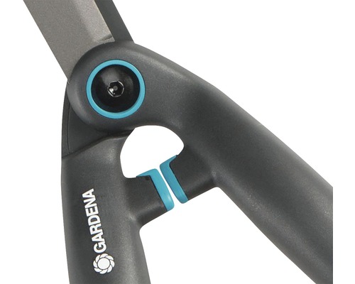 Detailní záběr nůžek na živý plot s logem Gardena