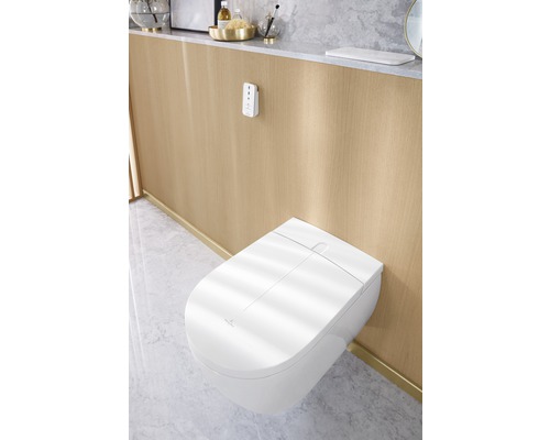 Závěsný hluboký splachovací záchod s funkcí sprchy v koupelně.