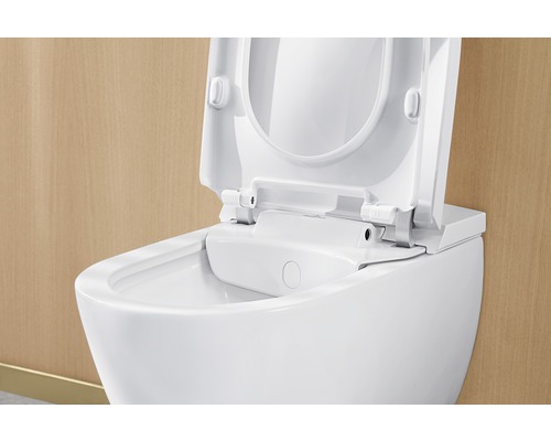 Bílá závěsná toaleta s otevřeným záchodovým prkénkem