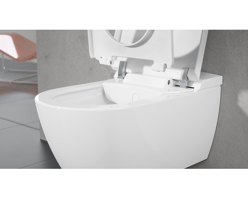 Bílé závěsné bidet s otevřeným víkem.