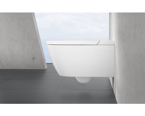 Závěsné WC v koupelně.