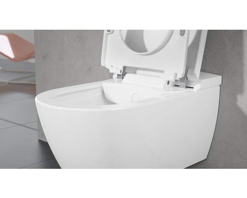 Závěsné sprchové WC s otevřeným víkem.