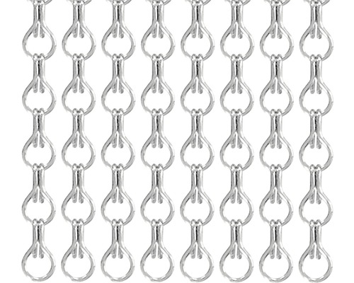 Detailní záběr stříbrného řetízkového závěsu.