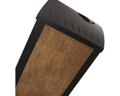 Detailní pohled na infračervený ohřívač se vzhledem dřeva a větracími otvory